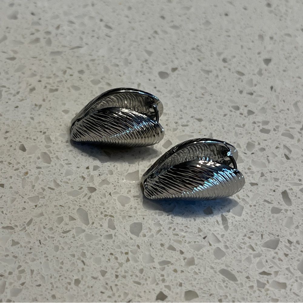 Shell Stud copper Earrings - Picture 7 of 15